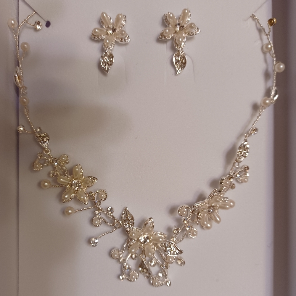 Davids Bridal floral and necklace set